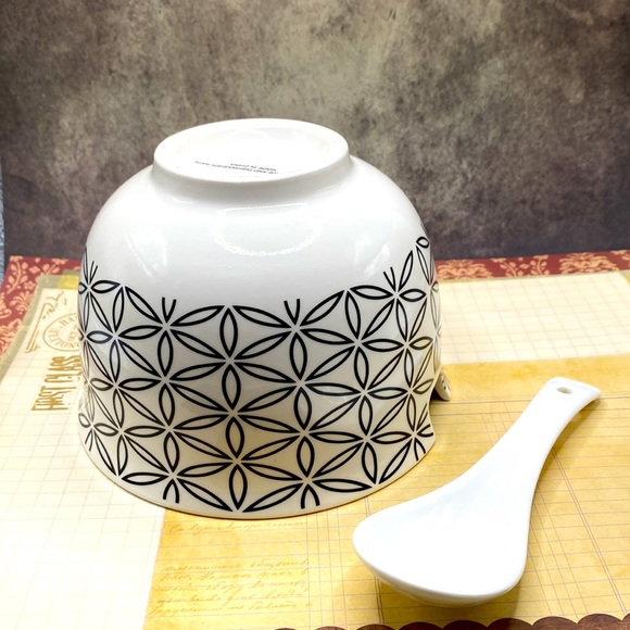 Modern Design Geometric Black & White  Pattern Knitting Yarn Ramen Noodle Bowl - Picture 3 of 5